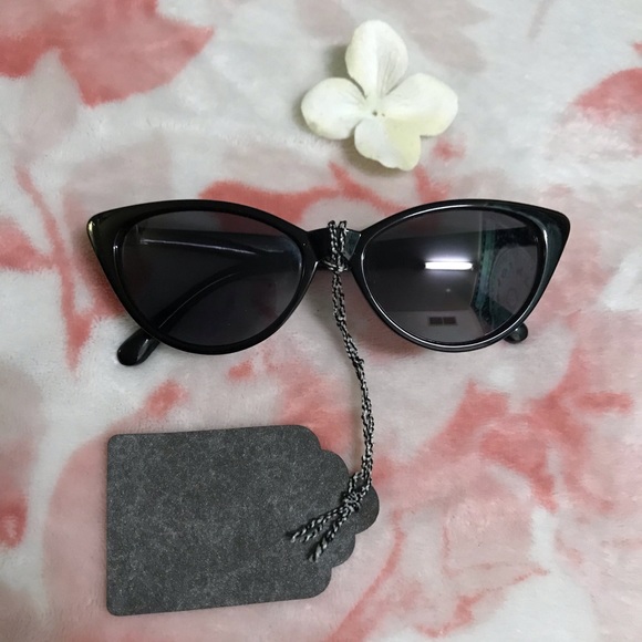 Accessories - 🕶 Black Cat-Eye Sunglasses 🛍